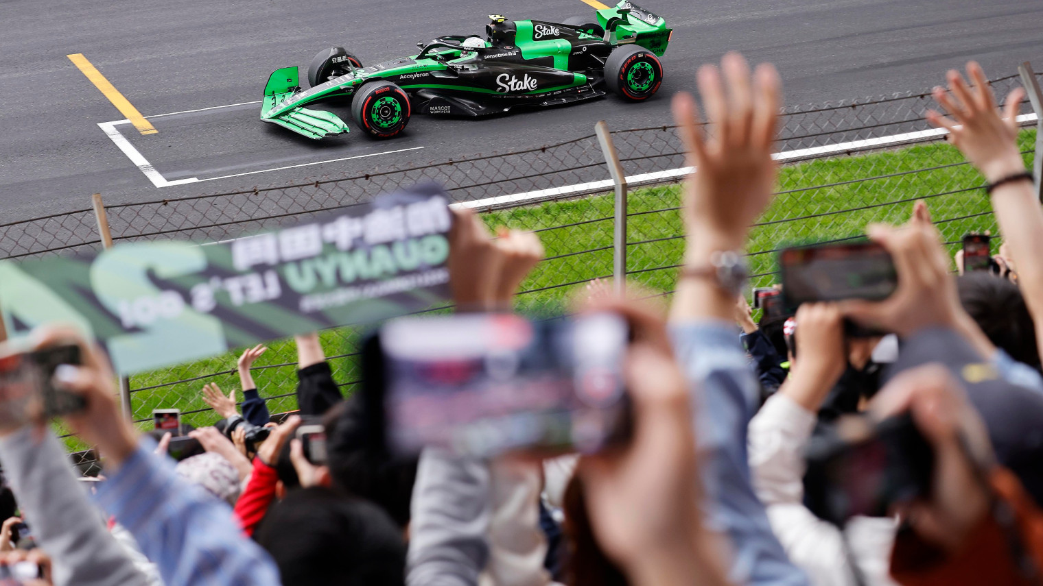 中国F1第一人，消费品牌盯上周冠宇