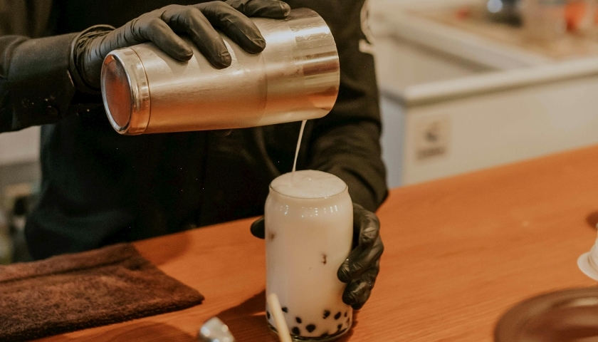 蜜雪冰城的低价挡箭牌，扛不住食品安全危机