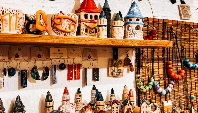 这届年轻人，为何花上千元“赶集”？