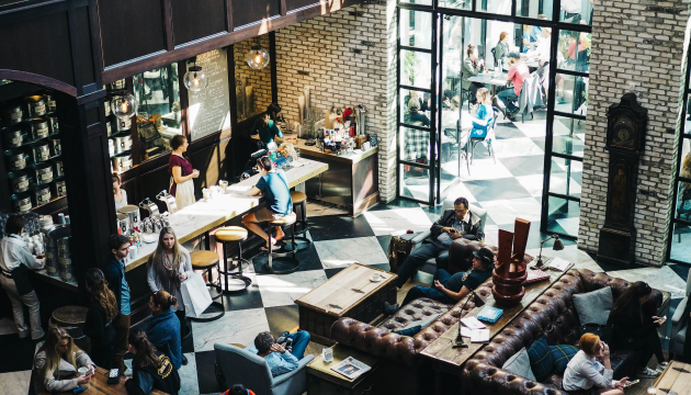 “瑞幸们”爱上开大店，茶咖品牌放弃效率优先？