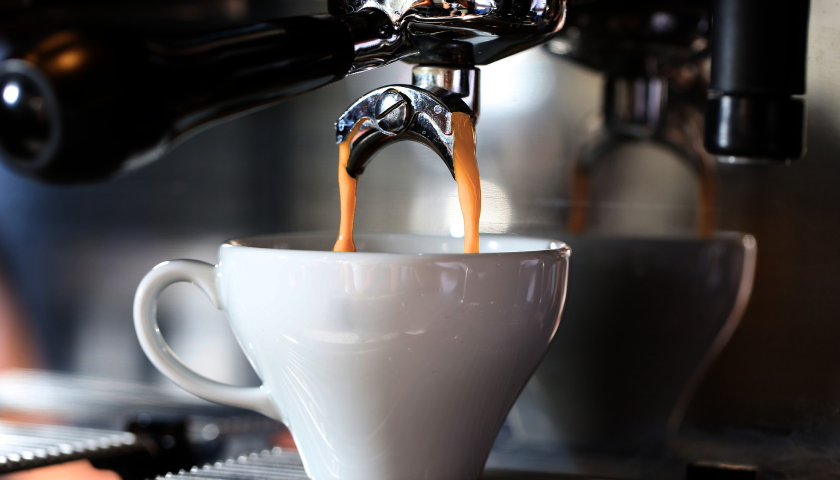 “超大杯”成新战场，平价咖啡进入容量时代？