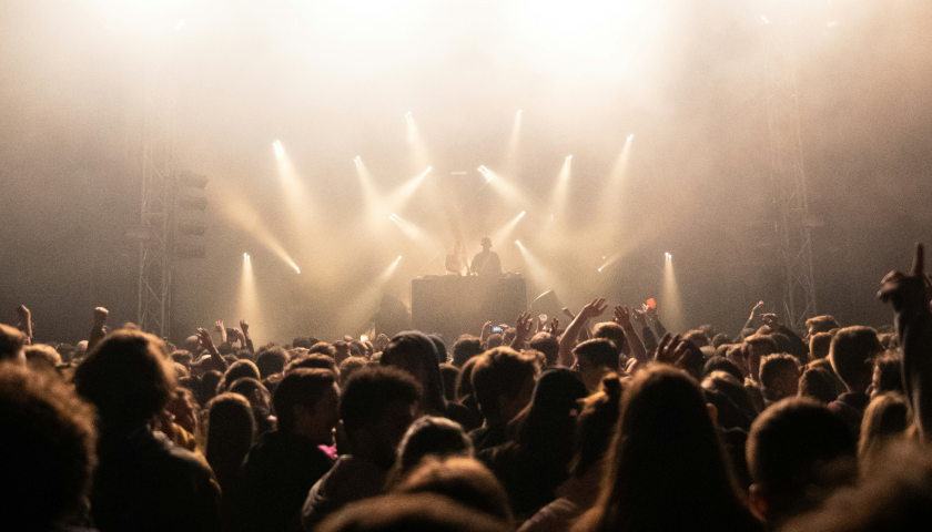 王一博续约风波，照见顶流经纪的“押注式”困局