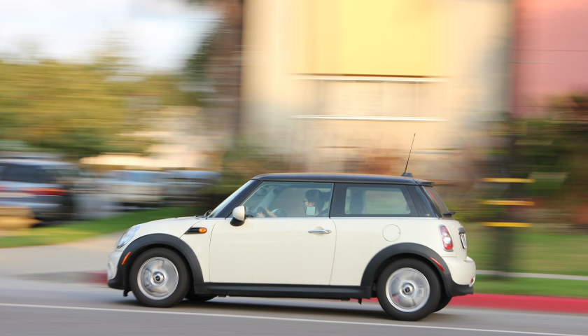 Momenta、轻舟、元戎，抢滩港股上市窗口