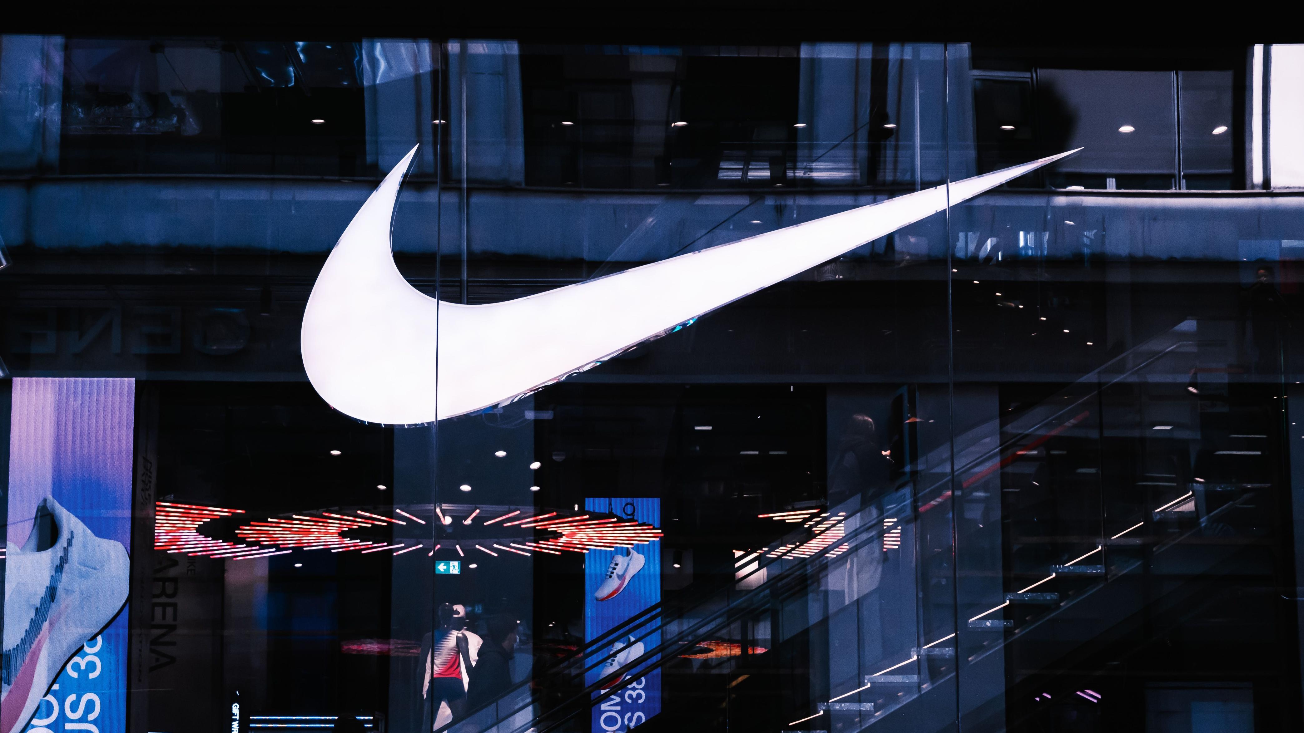 NikeSKIMS开到LV巨轮旁，胜算几何？